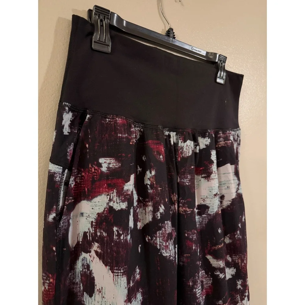 Lululemon High Rise Crop Joggers Abstract Print Burgundy Black White Pockets